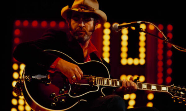 The Simple Love Song That Refuses to Fade: Why Don Williams’ “It Must Be Love” Still Touches Hearts Decades Later