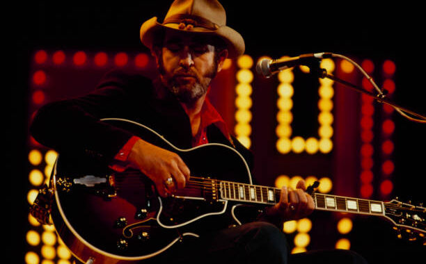 The Simple Love Song That Refuses to Fade: Why Don Williams’ “It Must Be Love” Still Touches Hearts Decades Later